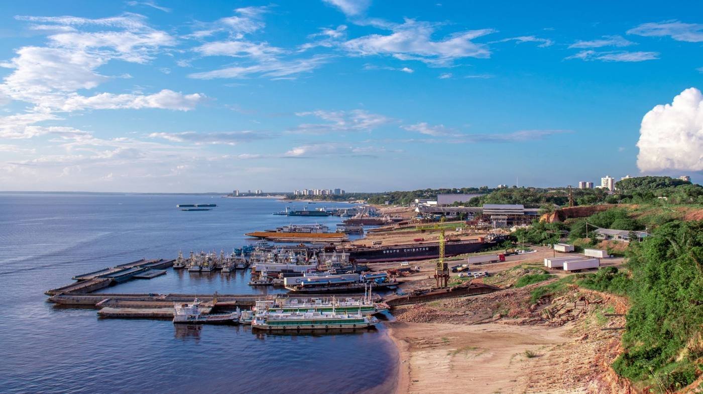 Puerto fluvial en la Amazonia brasileña