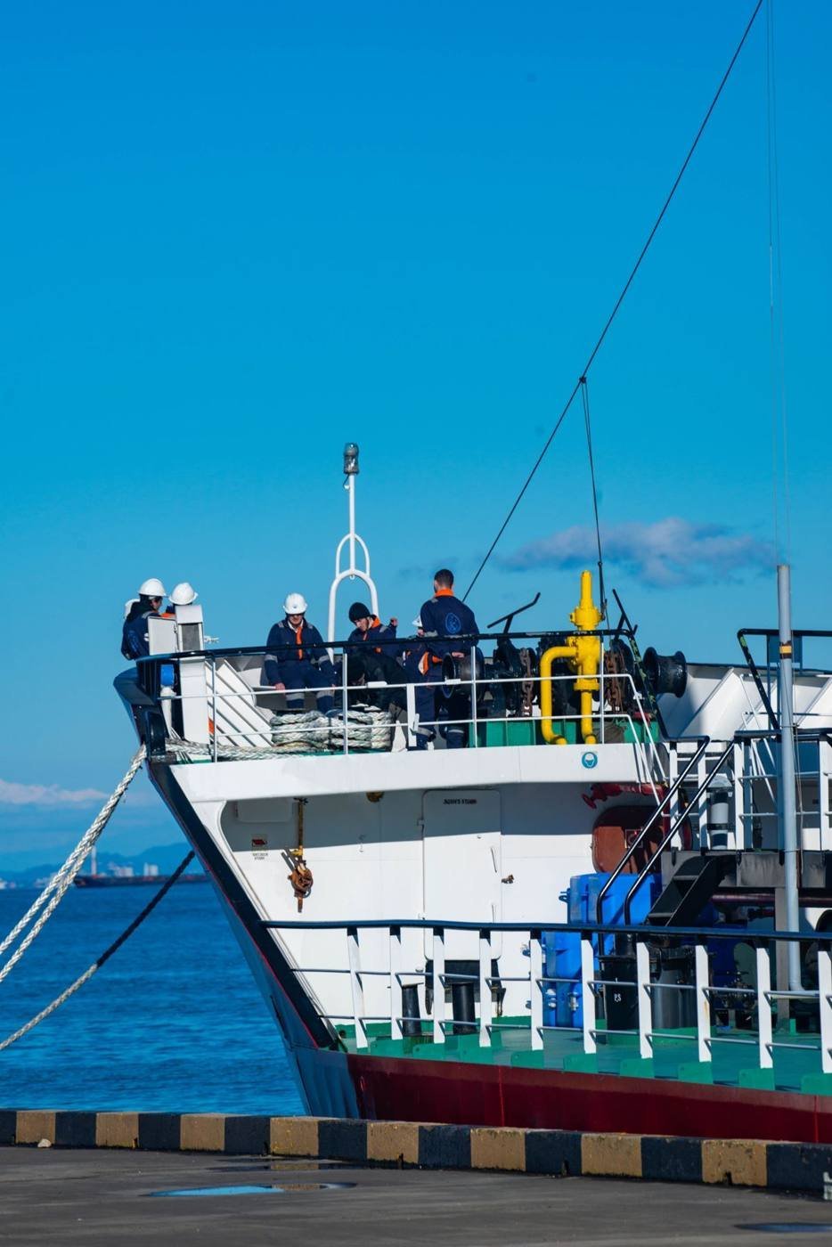 Tripulación a bordo de un buque en el puerto